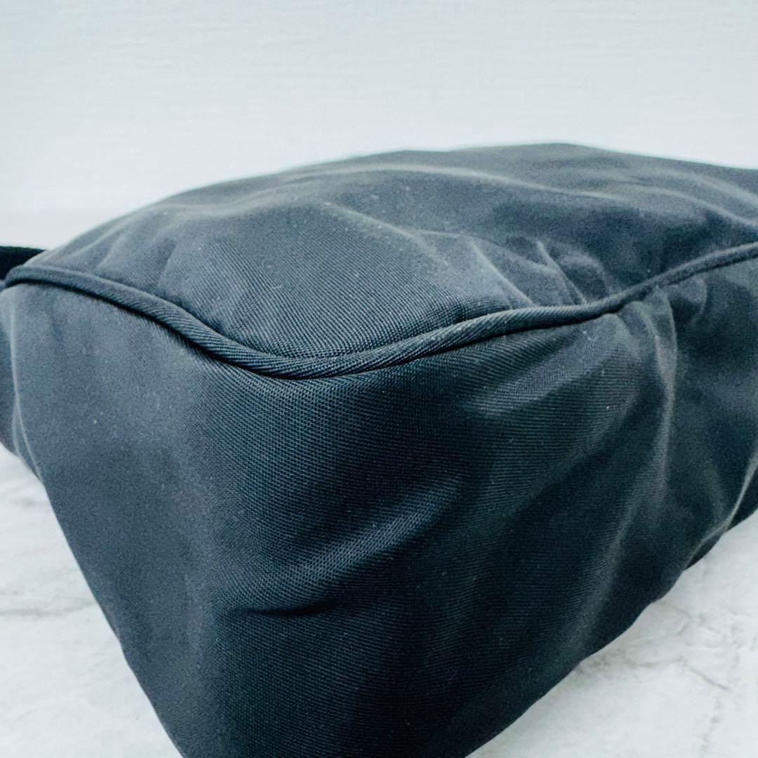 ✨PRADA✨プラダ✨ハンドバッグ✨ハーフムーン✨ナイロン✨三角ロゴプレート✨