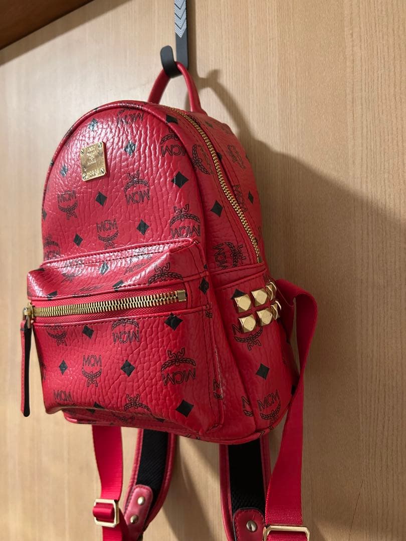 MCM レッド リュックサック スタッズ付き