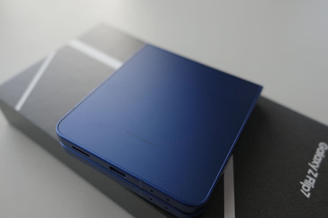 最新Samsung Galaxy ZFlip7 ブルー