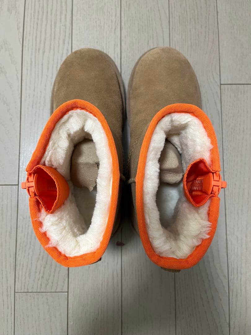 UGG クラシックミニ ジッパー テープロゴ ムートンブーツ