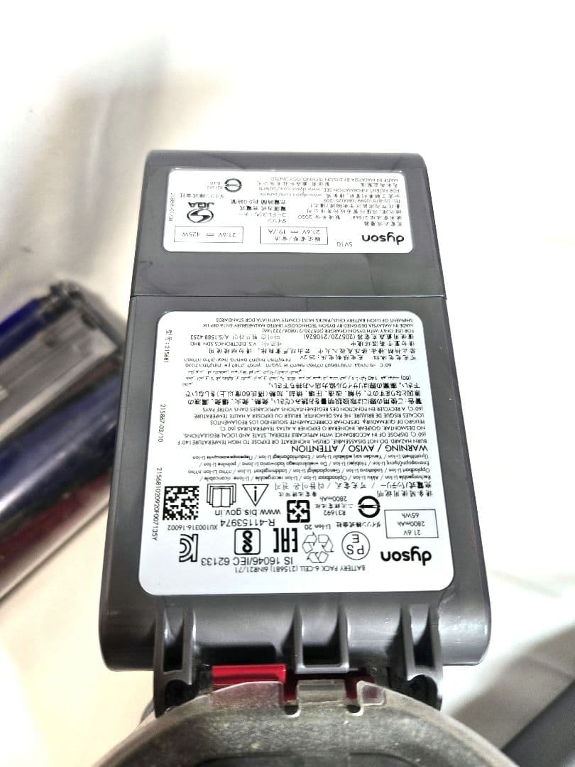 Dyson V8 Fluffy+ ダイソン 掃除機 本体 アタッチメント多数