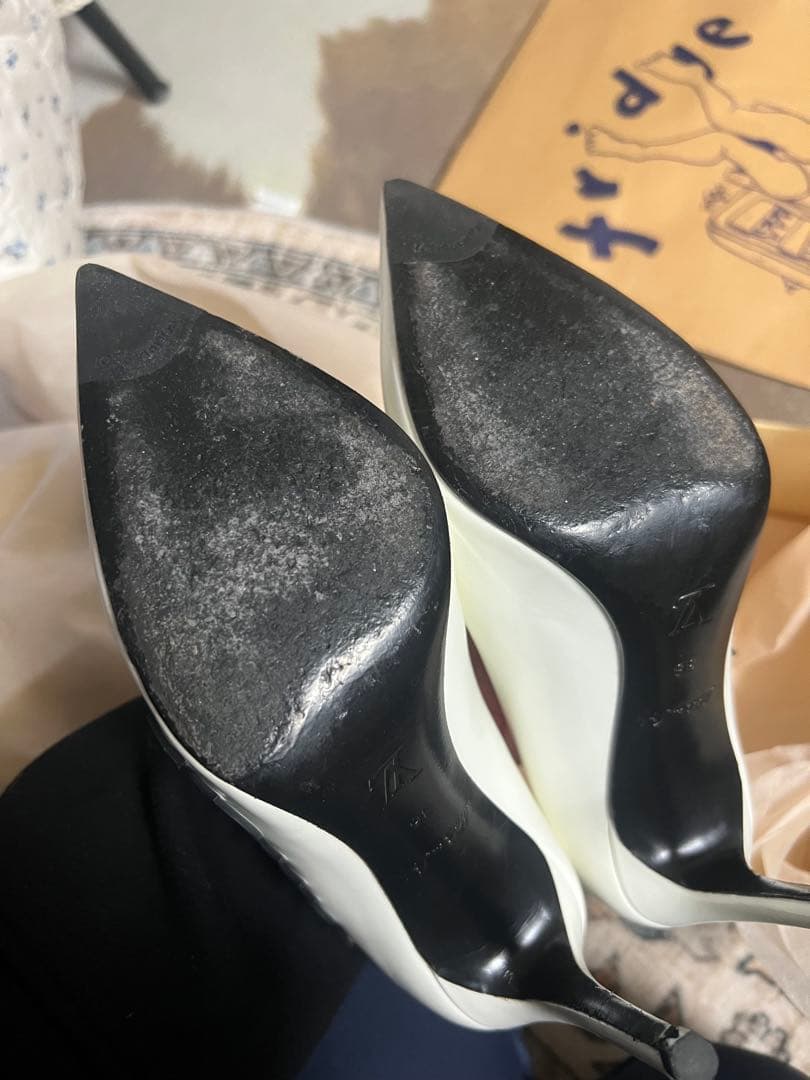 中古美品　ルイヴィトン　ポインテッドトゥ　パンプス　ホワイト　黒　ロゴ