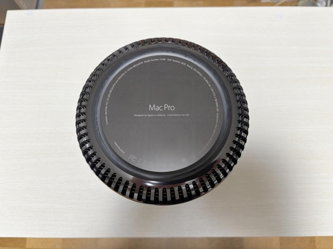 MacPro(Late 2013)　3.7GHz・16GB・256GB　シール跡