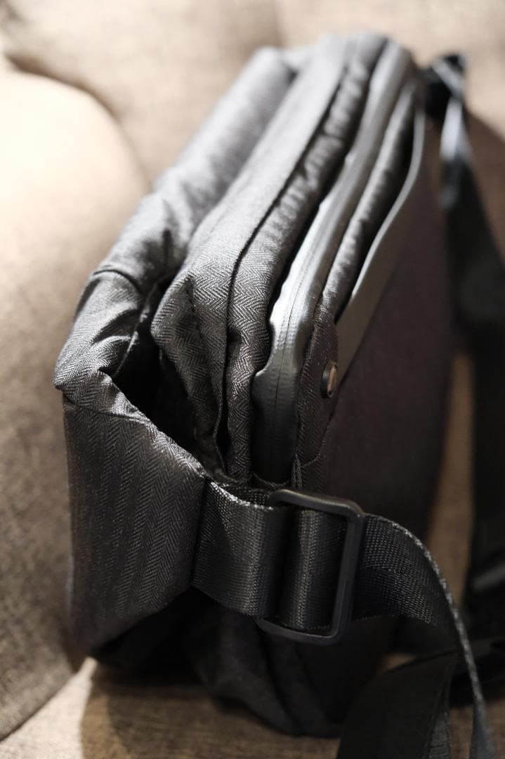 バッグ Radiant R0 Plus Sling Bag NIID