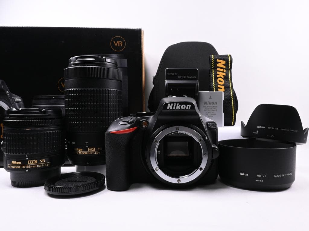 【美品】 ニコン　Nikon D5600 ダブルズームキット《ショット数218》