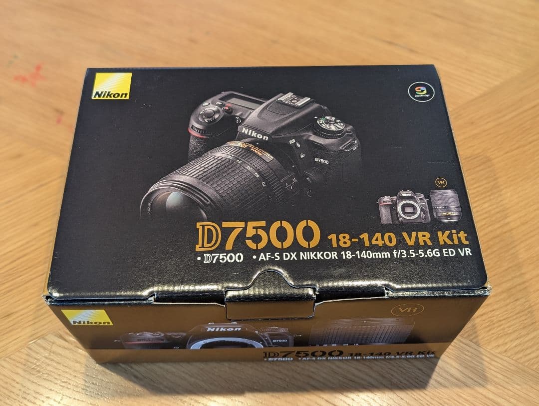 Nikon　D7500　一眼レフ　（レインカバーハンディタイプ付新品）