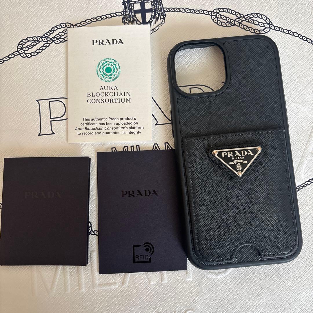 プラダ　iPhone15 ケース　アイフォン15 ブラックレザー　三角プレート
