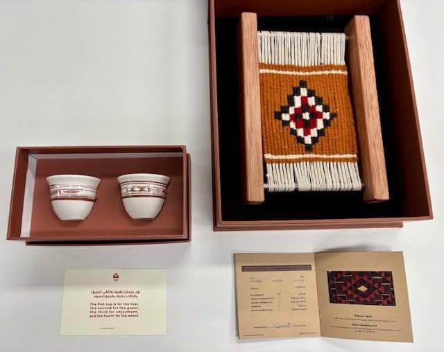 Z*y様 大阪万博　クウェート館セット　お茶のカップセット＆伝統刺繍のミニタペス