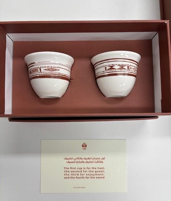 Z*y様 大阪万博　クウェート館セット　お茶のカップセット＆伝統刺繍のミニタペス