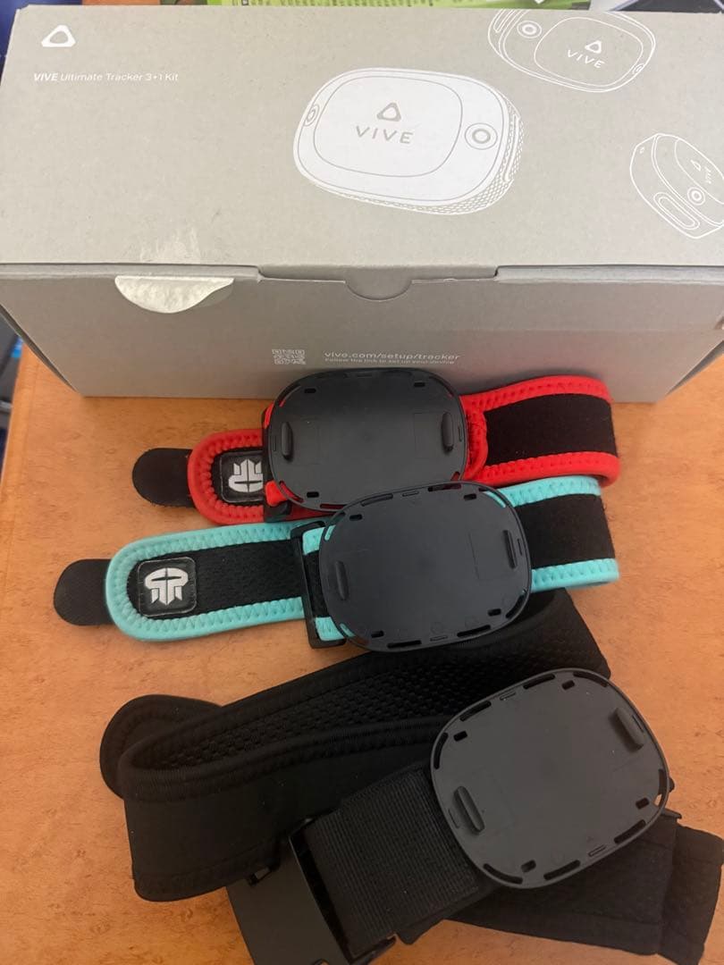 VIVE Ultimate Tracker 3個セット（ストラップ付き）