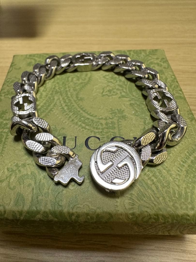 GUCCIシルバーロゴ ブレスレット