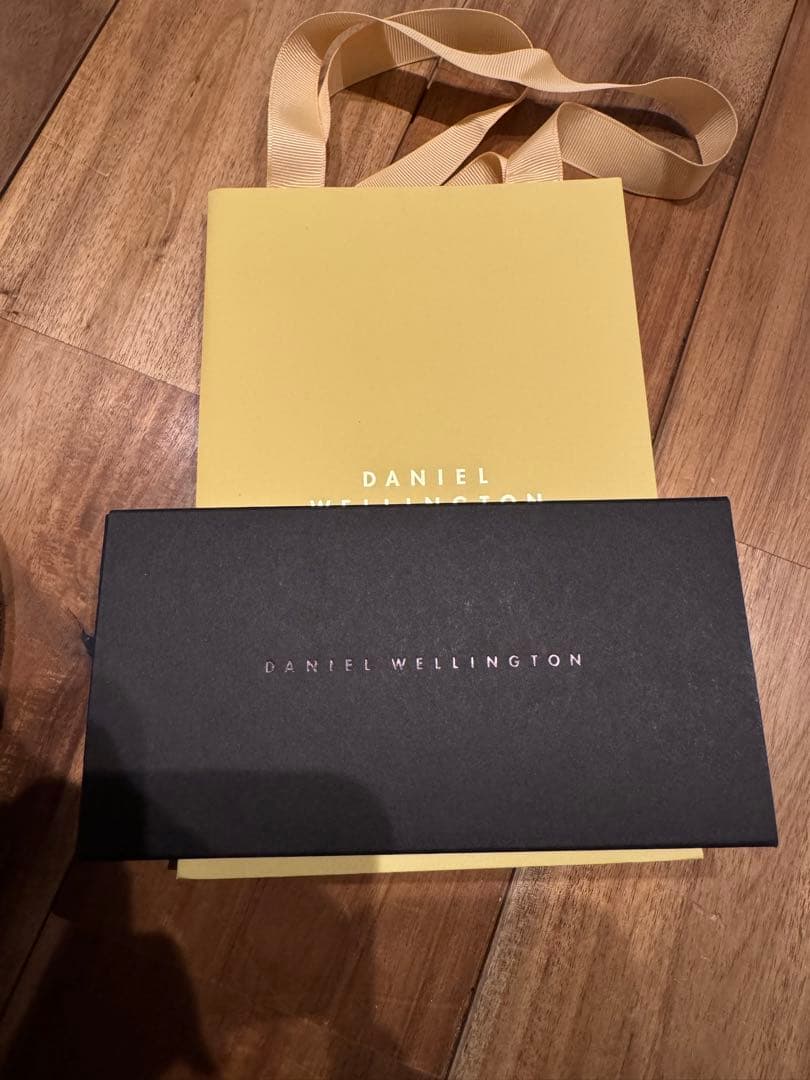 Daniel Wellington レディース 時計 レッド