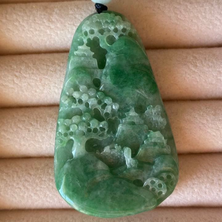 最終セール！J026ミャンマーAジェイド本翡翠　翠色山水風景牌 鑑定書付き