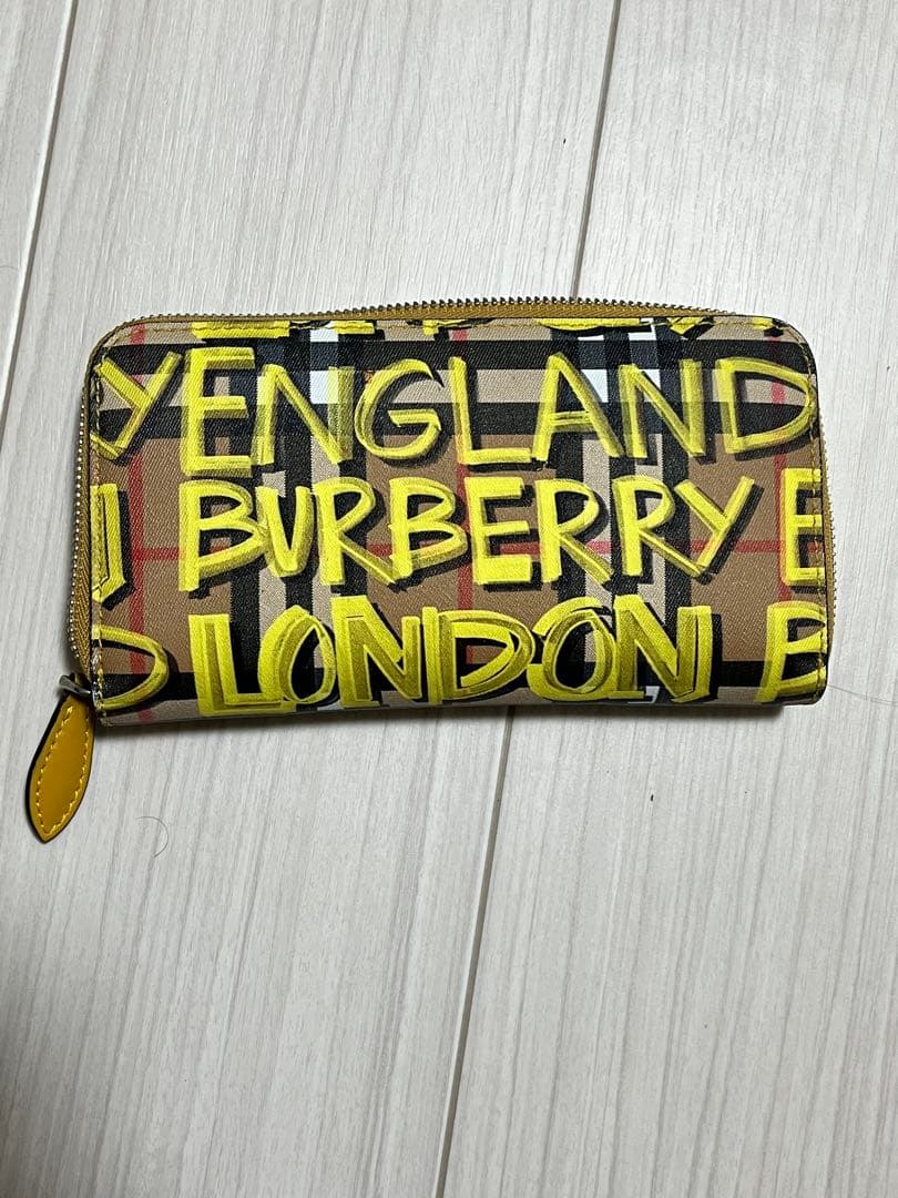 Burberry ロゴプリント グラフィティ　長財布