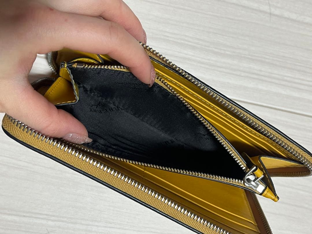 Burberry ロゴプリント グラフィティ　長財布