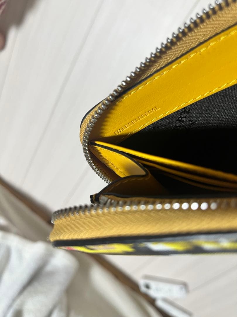 Burberry ロゴプリント グラフィティ　長財布