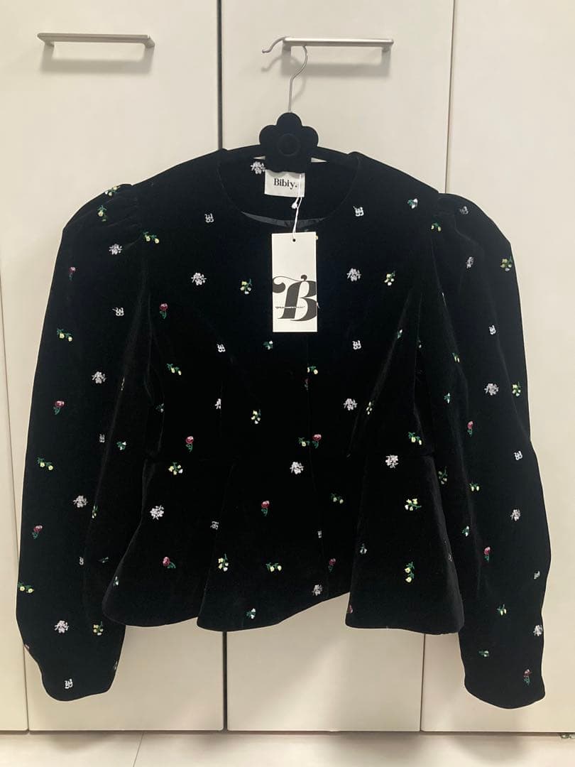 新品タグ付きBibiy. B. STARRY PEPURAMU CARDIGAN