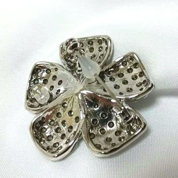 FOXEY フォクシー BROOCH \"FLEUR\" 定番ブローチ ホワイト
