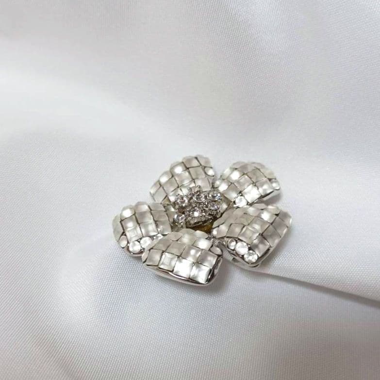 FOXEY フォクシー BROOCH \"FLEUR\" 定番ブローチ ホワイト