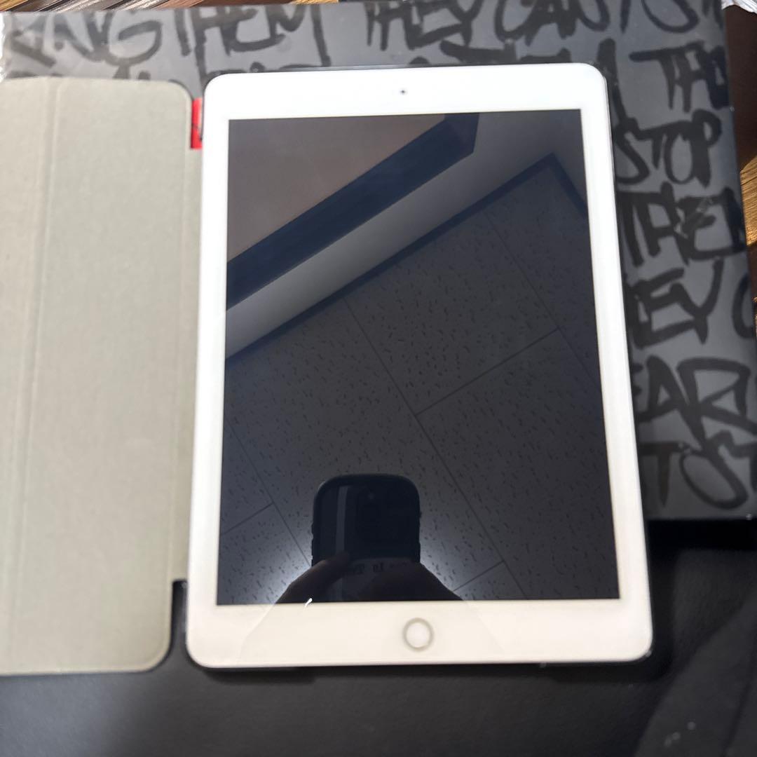 iPad 第5世代 ホワイト 本体 ブラックカバー付き フィルム付き 充電器付属