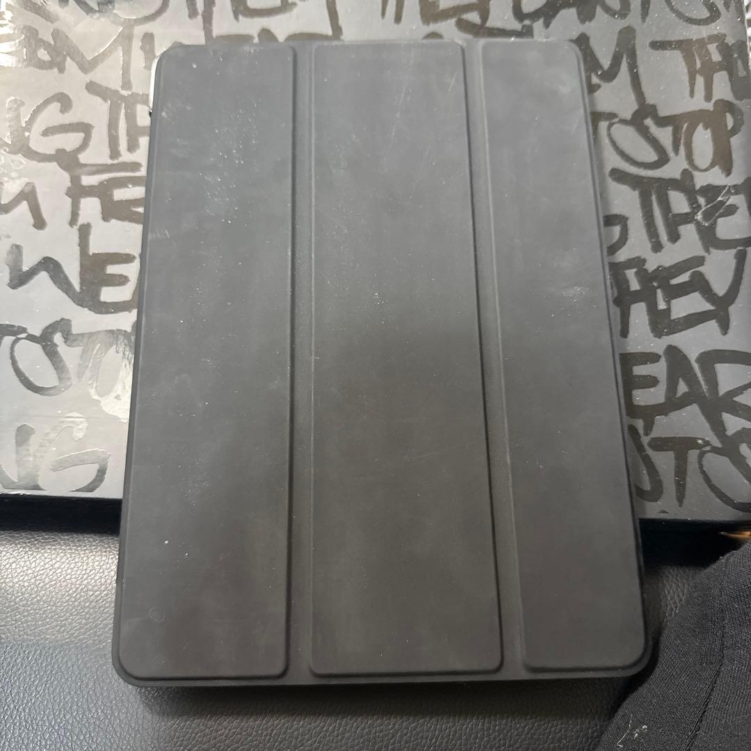 iPad 第5世代 ホワイト 本体 ブラックカバー付き フィルム付き 充電器付属