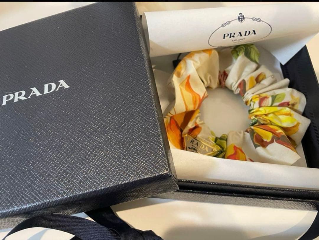 PRADA フラワープリント ファブリックシュシュ
