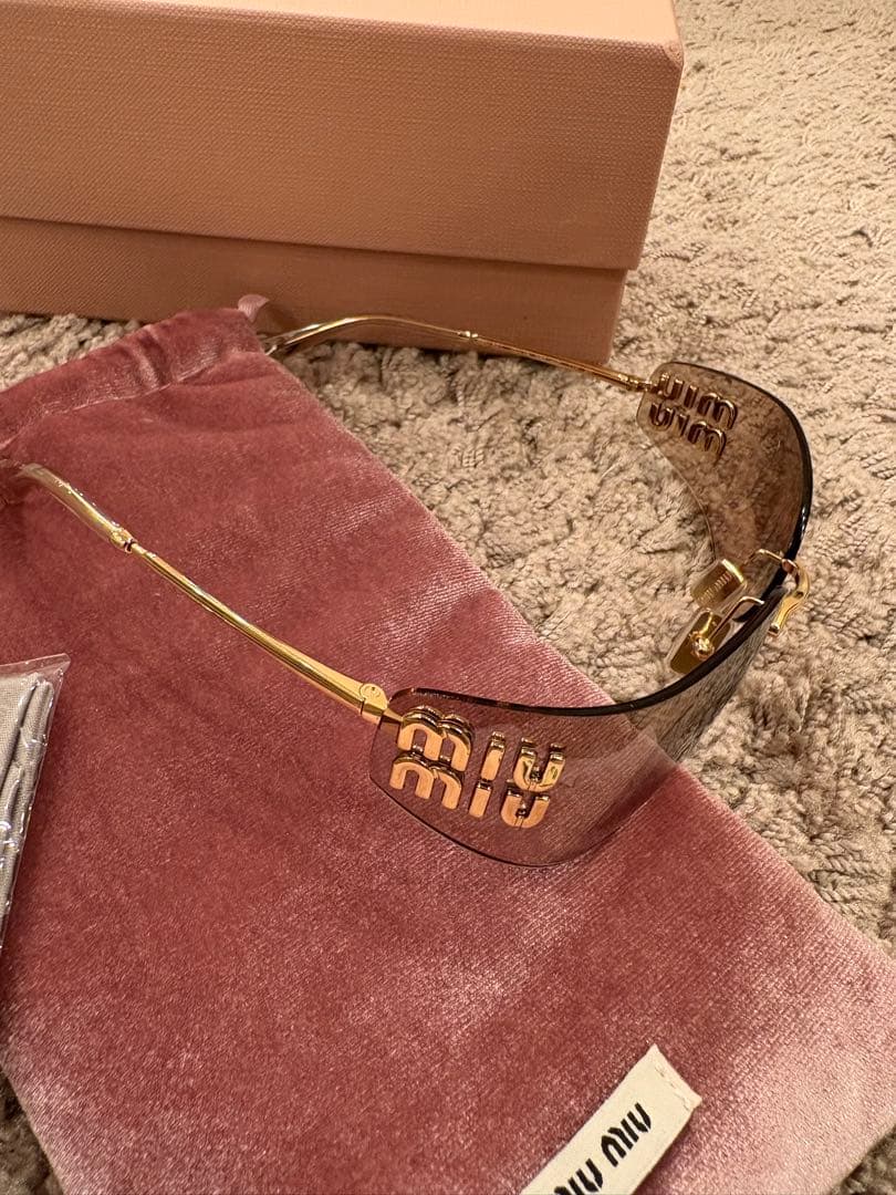 出品終了します。美品！！MIU MIU ゴールドフレーム サングラス