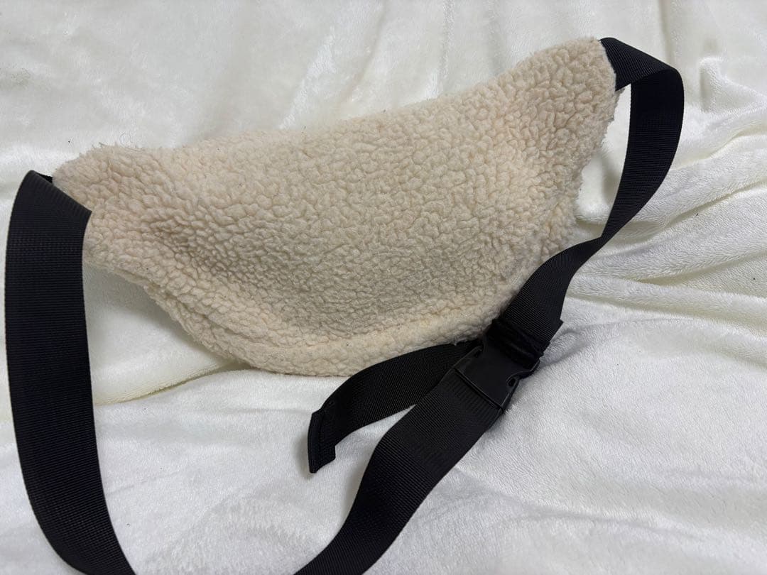 Lee フリース ボディバッグ アイボリー