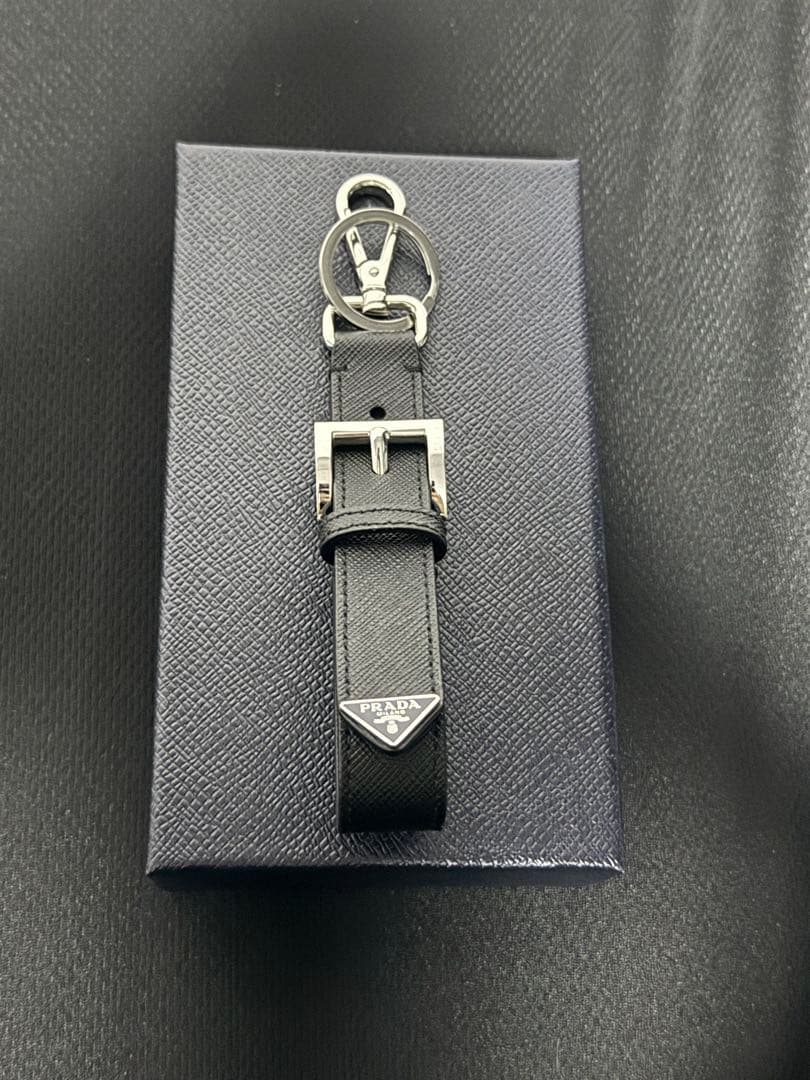 PRADA サフィアーノレザー キーチェーン ブラック トライアングルロゴ