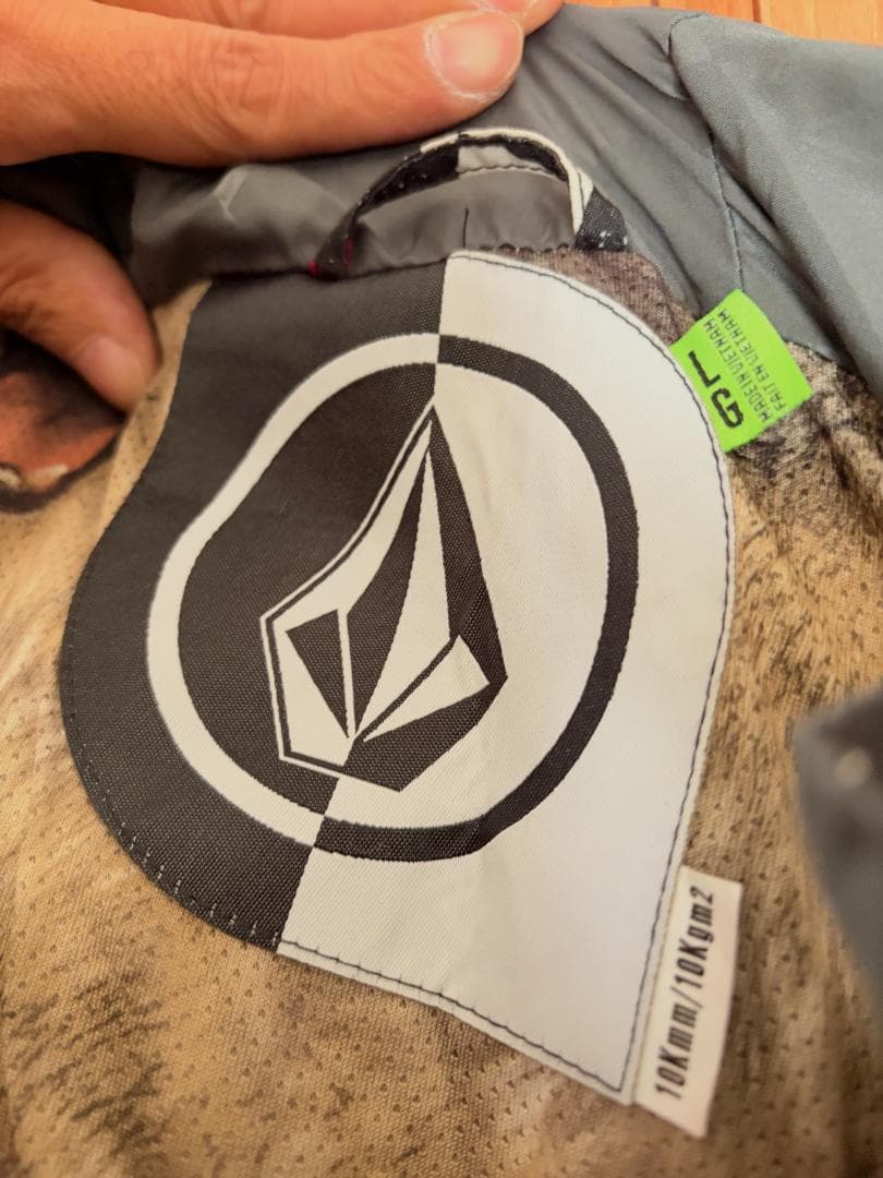 さかも！ さん専用◾️VOLCOM スノーボードウェア　上下セット　Lサイズ