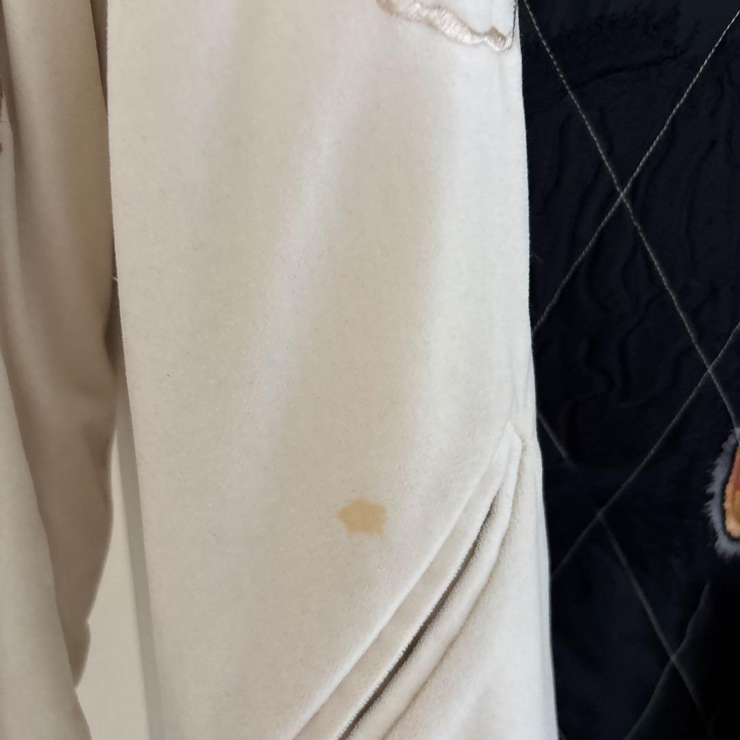 ホワイト スカジャン 日本刺繍　東洋エンタープライズ　白と黒のシンプルなデザイン