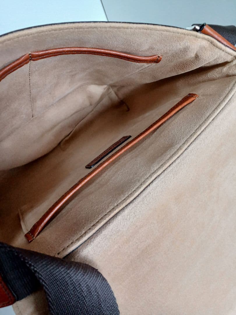 美品 ココマイスターマットーネマルチショルダーバッグ　ブラウン