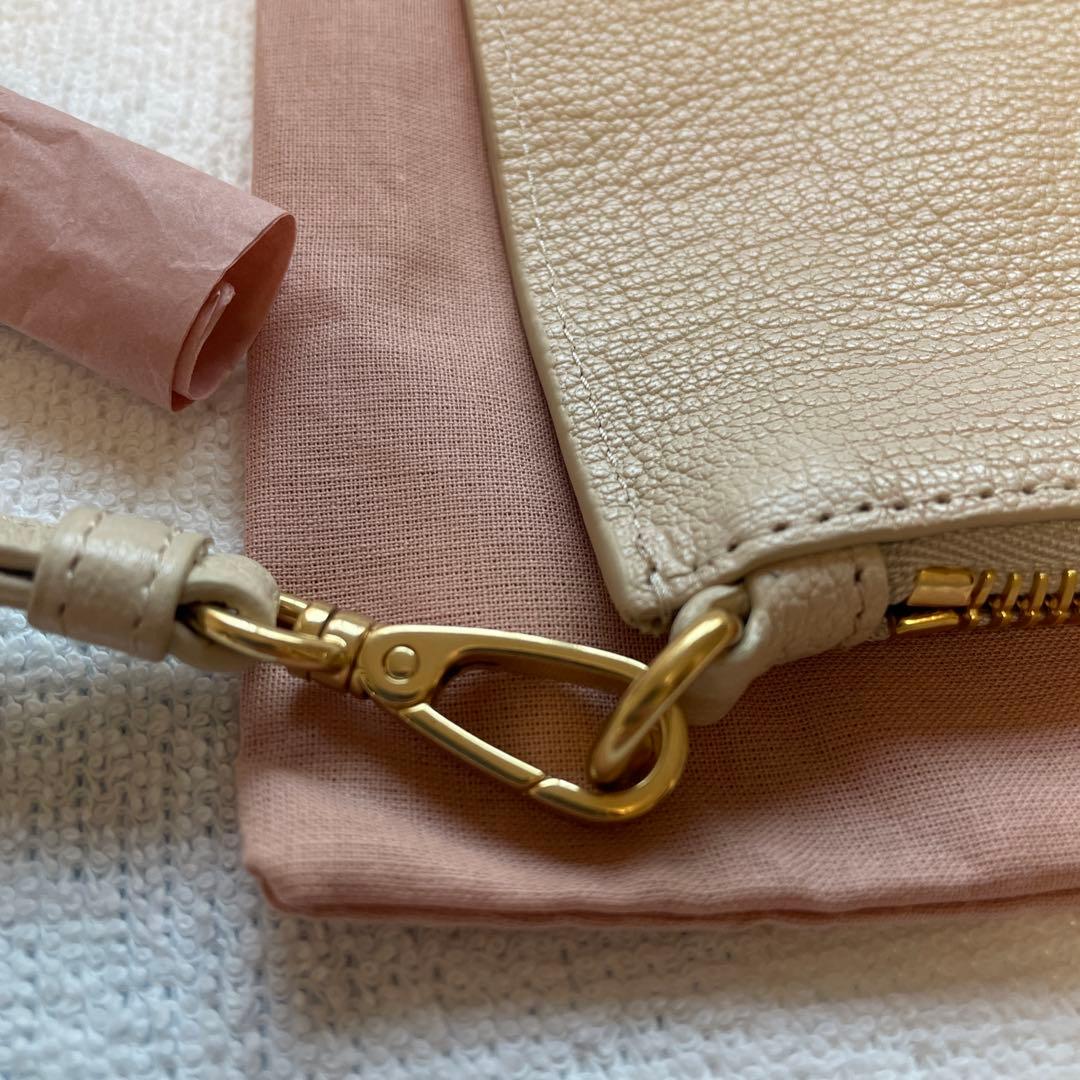 【新品未使用】Miumiu マドラスレザーのポーチ