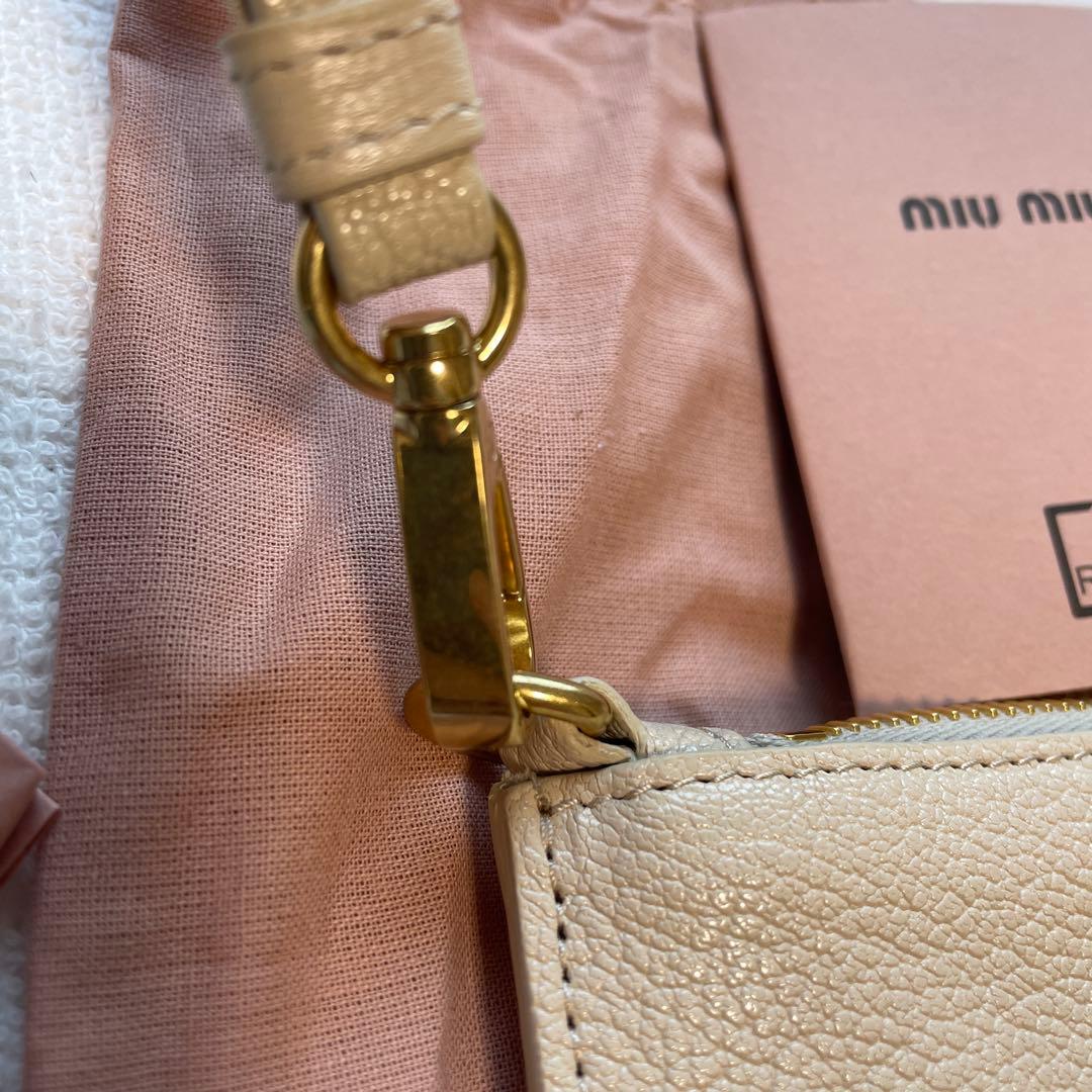 【新品未使用】Miumiu マドラスレザーのポーチ