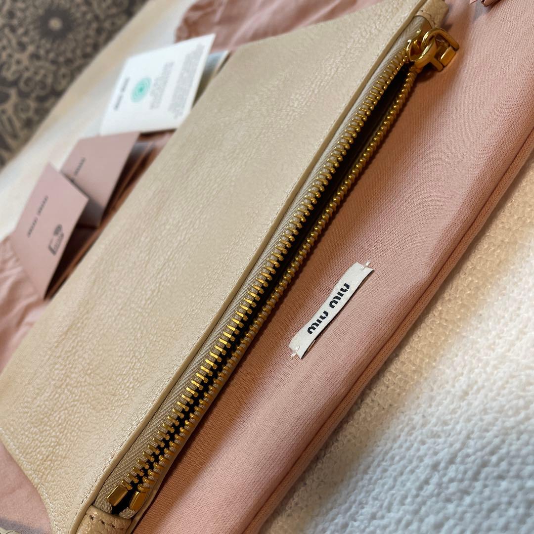 【新品未使用】Miumiu マドラスレザーのポーチ