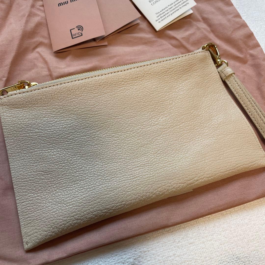【新品未使用】Miumiu マドラスレザーのポーチ