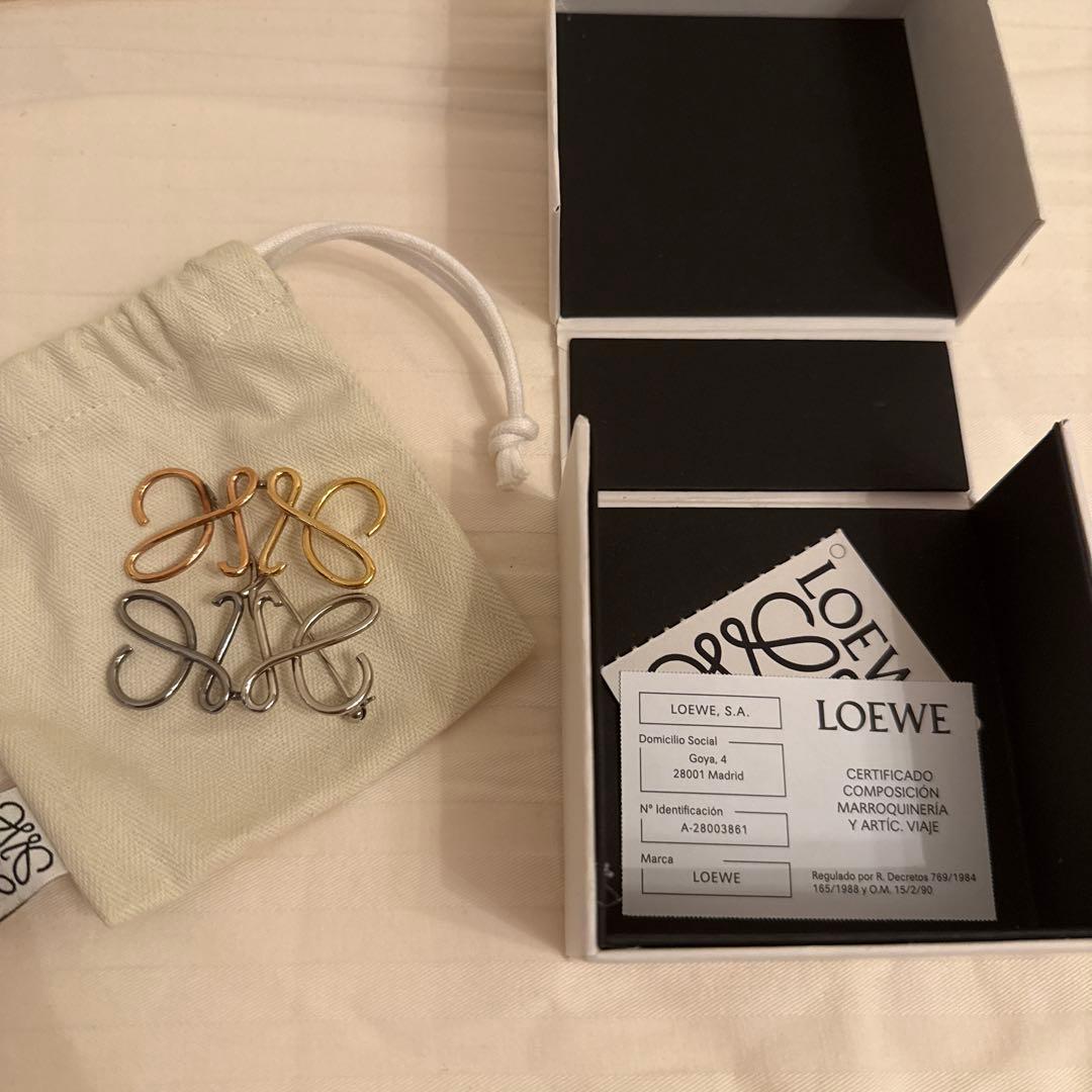 LOEWE ロエベ　アナグラム　ブローチ　配色　4色