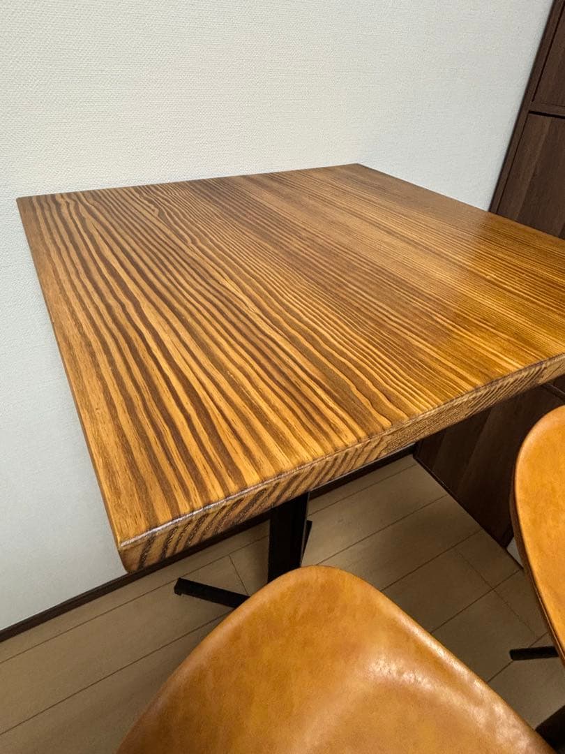 テーブルとハイチェア2脚