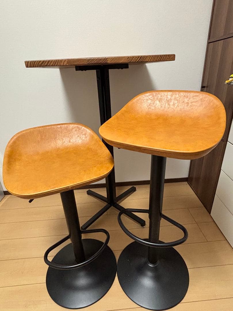 テーブルとハイチェア2脚