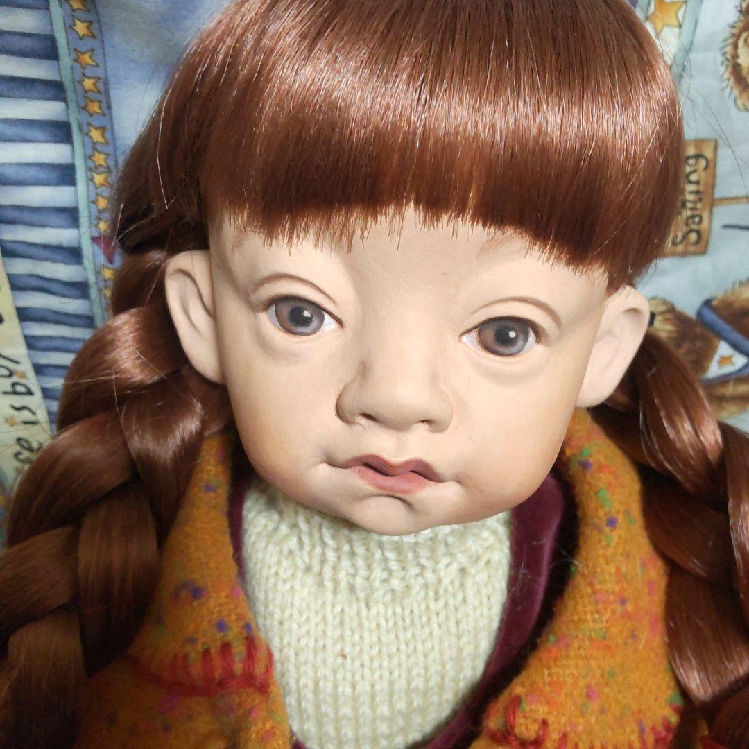 茶色の髪の人形 赤い服 創作人形