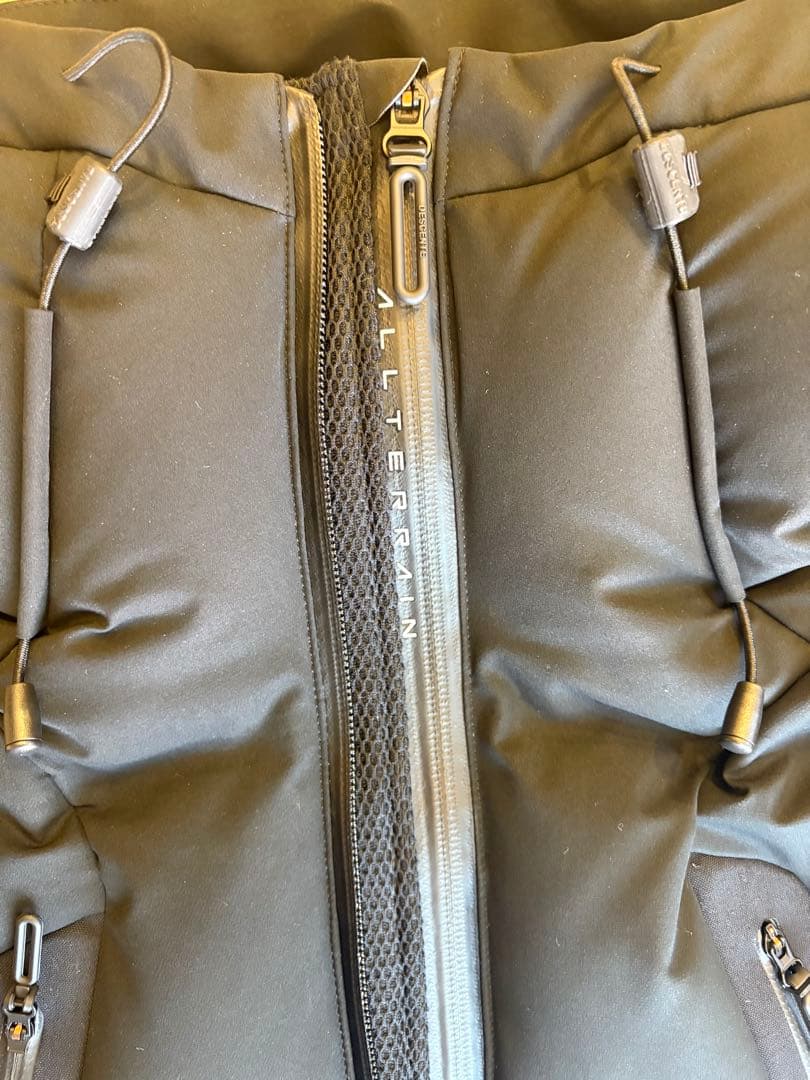 デサントオルテライン 水沢ダウン マウンテニア 黒 M