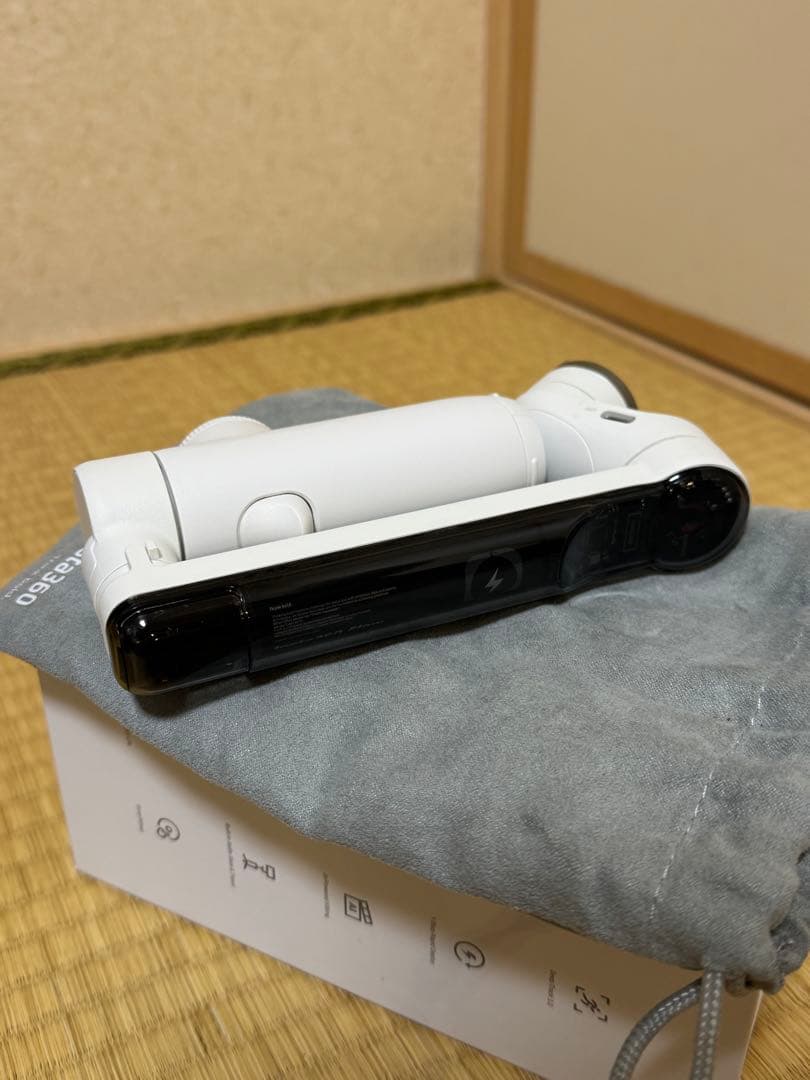 特価！Insta360 Flow スマートフォンスタビライザー　スポットライト付