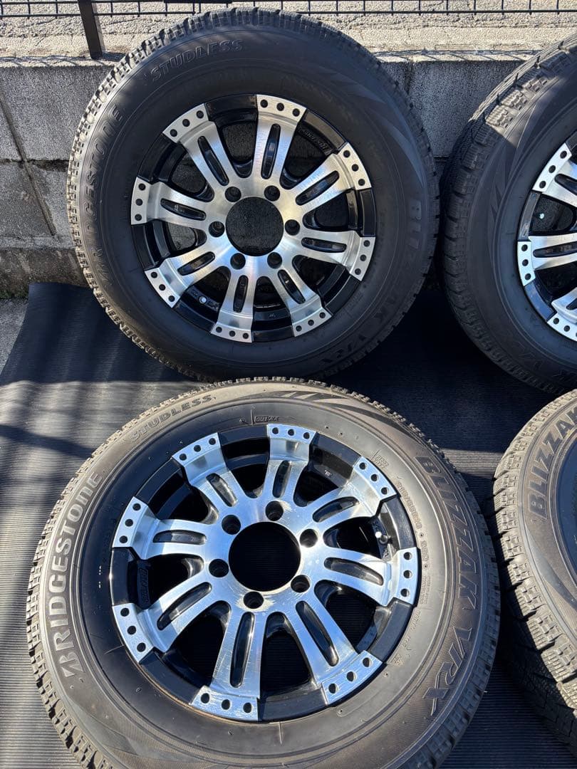 トヨタ　ハイエース用　16インチ スタッドレスタイヤ 4本セット