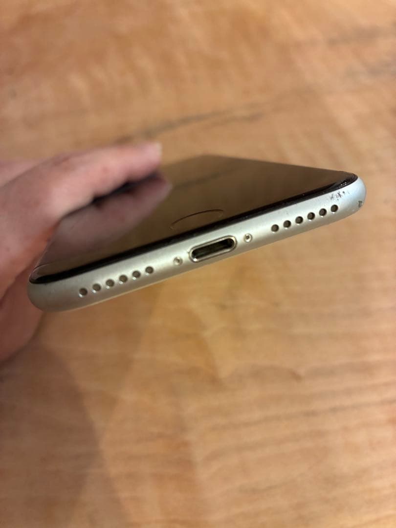 Apple iPhone SE 第2世代　本体