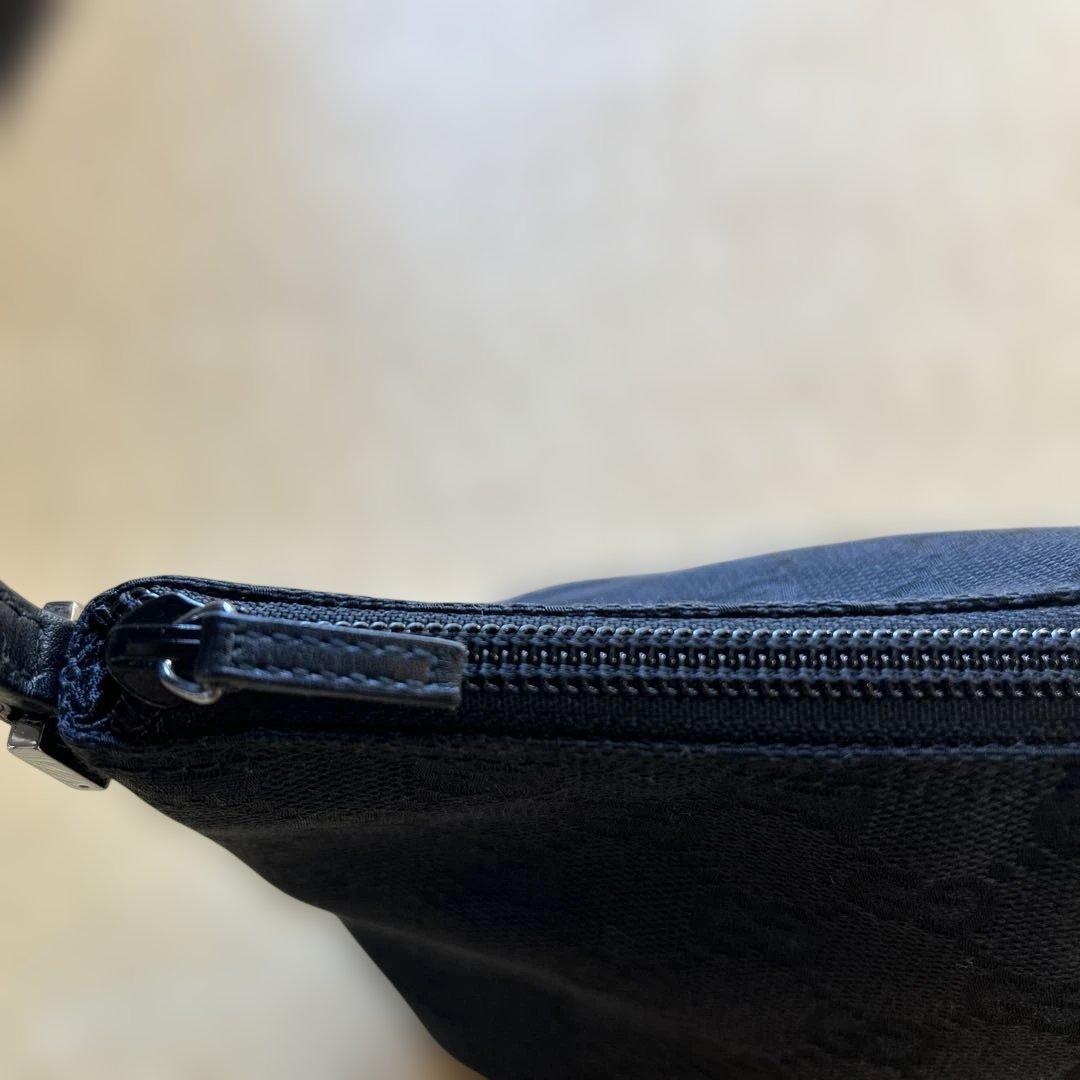 GUCCI 新品ブラック ポーチ ショルダーストラップ付き