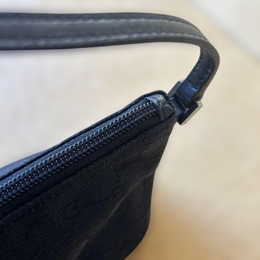 GUCCI 新品ブラック ポーチ ショルダーストラップ付き