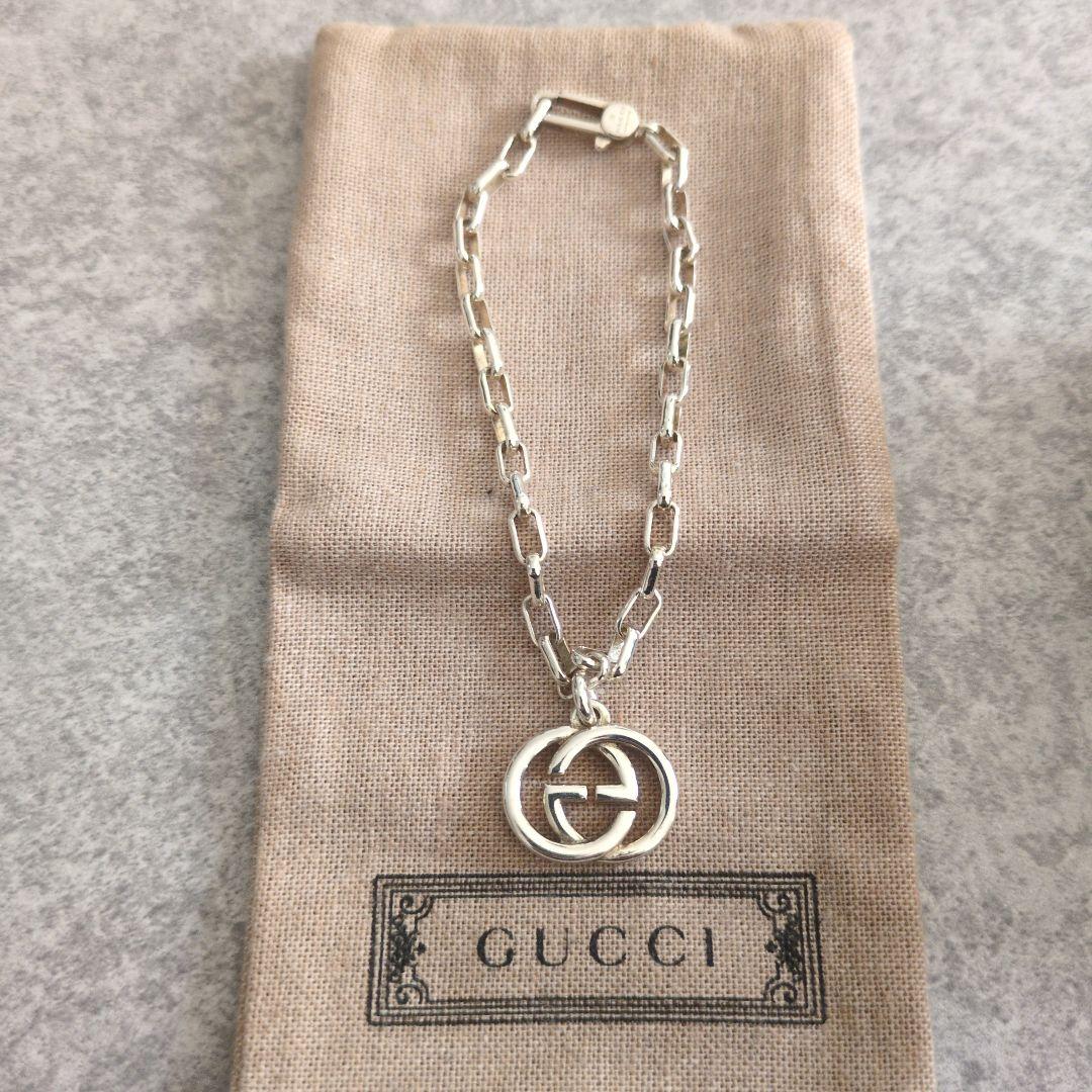 GUCCI シルバーブレスレット ロゴチャーム付き