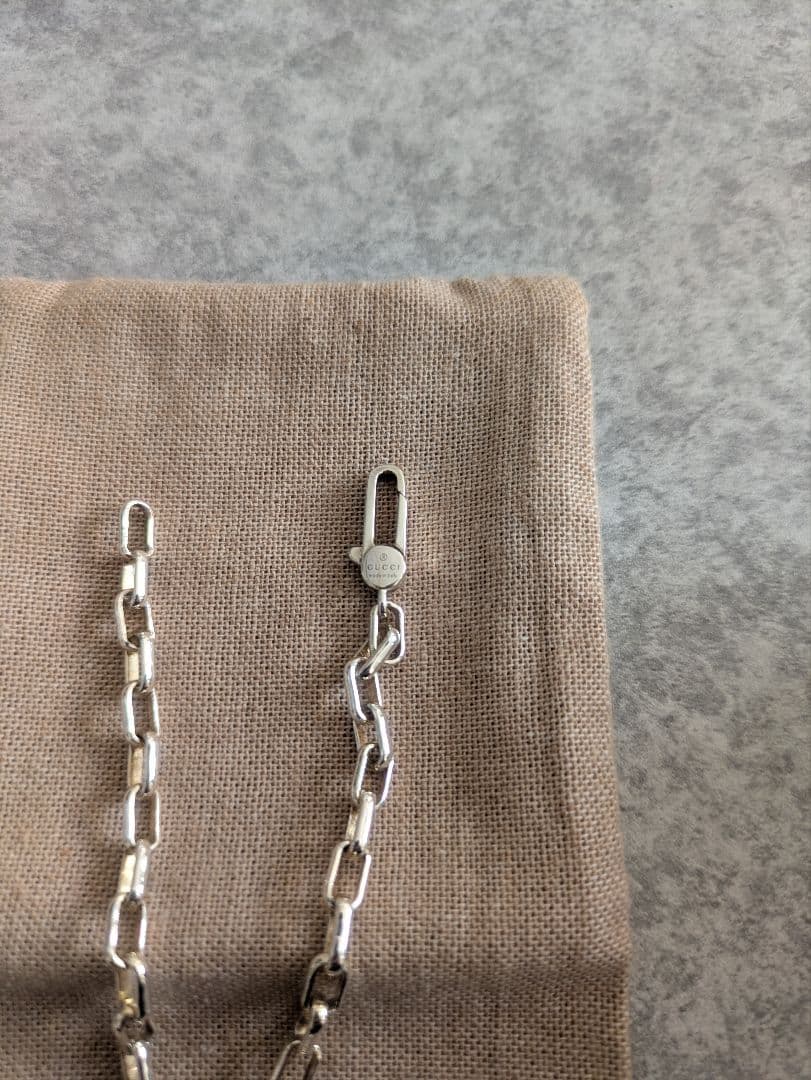 GUCCI シルバーブレスレット ロゴチャーム付き