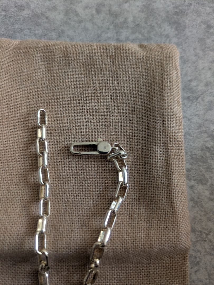GUCCI シルバーブレスレット ロゴチャーム付き