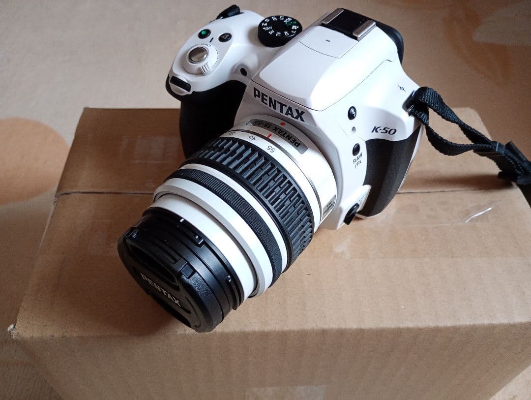 ショット数800枚弱！PENTAX K-50 ホワイト　レンズキット＆送料込み！